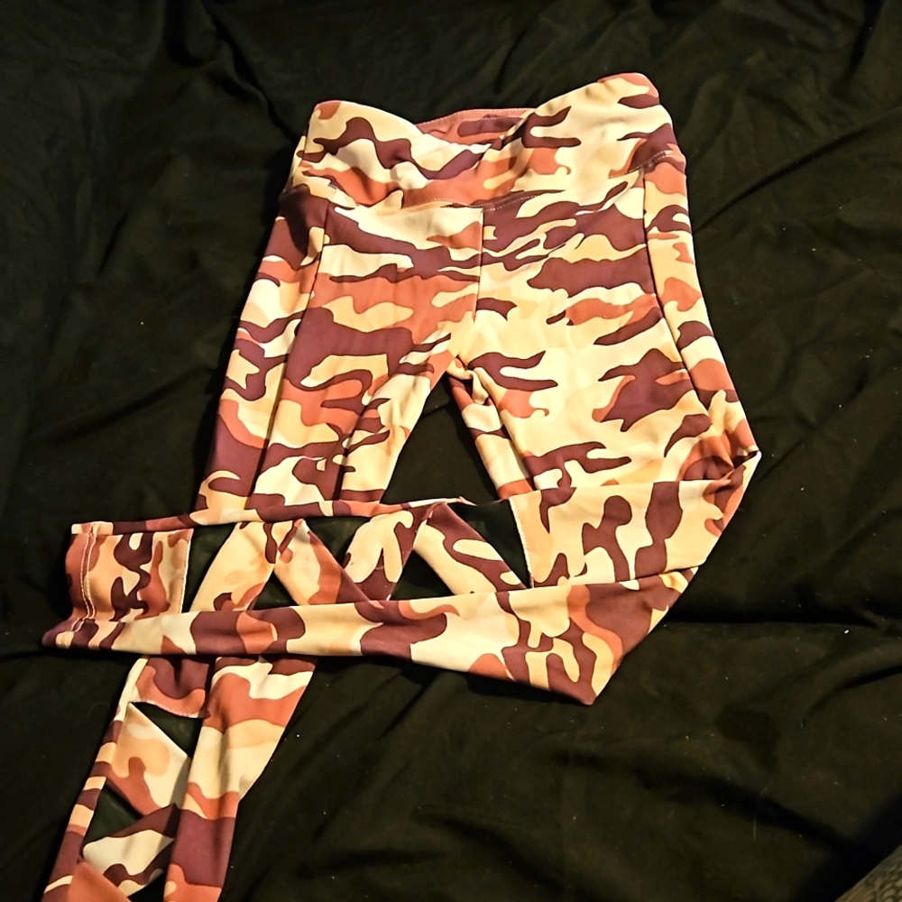 Pink camo leggings size 7/8 Shosho